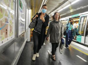 COVID-19 Melonjak, Warga Prancis Diminta Pakai Masker di Luar Ruangan