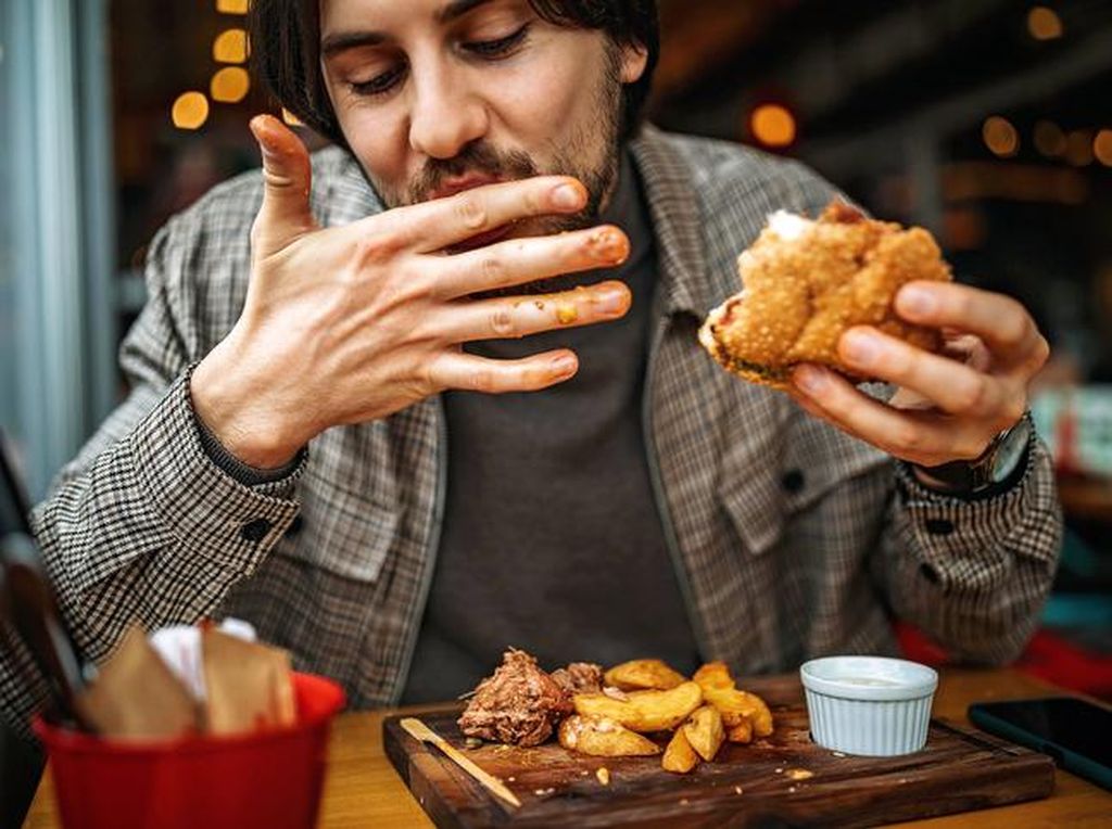 Hati-Hati! 5 Kebiasaan Makan Ini Picu Penyakit Hati Hati-Hati! 5 Kebiasaan Makan Ini Picu Penyakit Hati