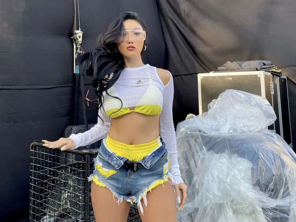 Gaya Seksi 9 Artis Korea yang Tampil Basah-basahan di Waterbomb Festival 2022 Gaya Seksi 9 Artis Korea yang Tampil Basah-basahan di Waterbomb Festival 2022