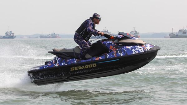 Wuzz.. Begini Aksi Polairud Amankan Selat Madura Pakai Jetski