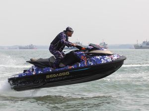 Wuzz.. Begini Aksi Polairud Amankan Selat Madura Pakai Jetski