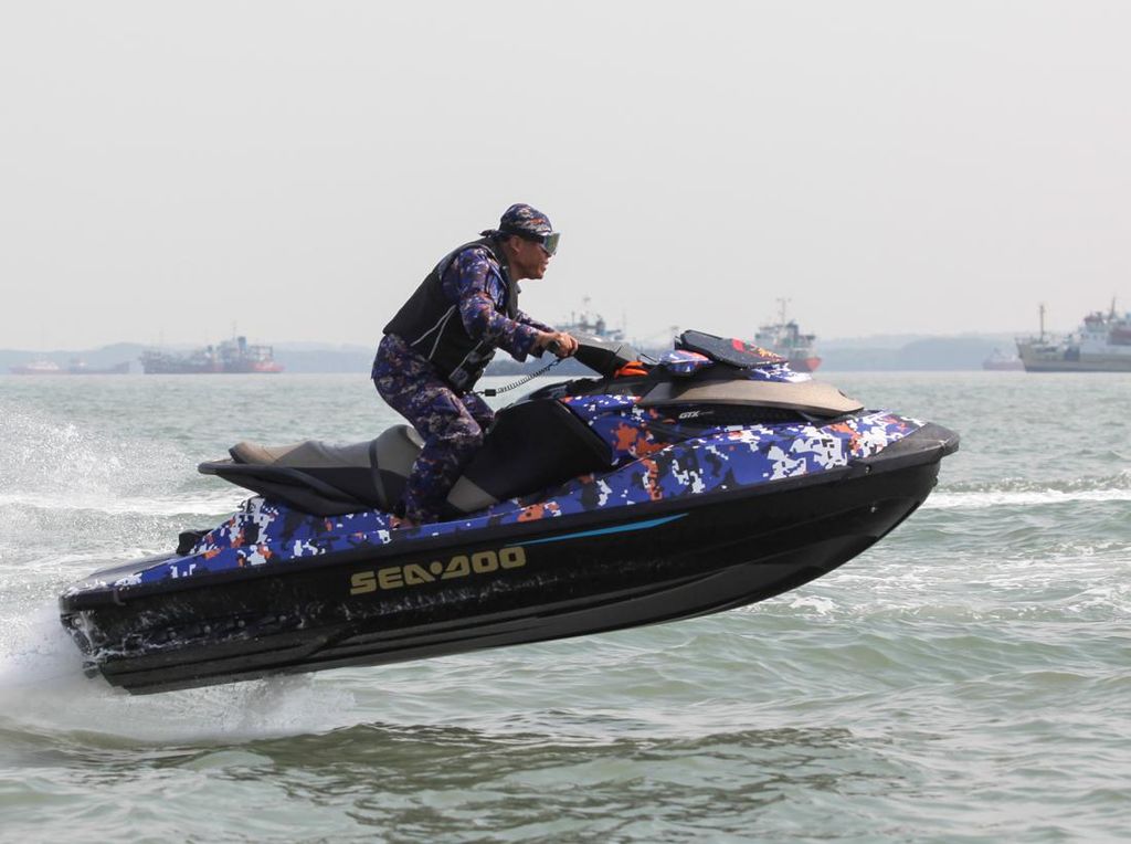 Wuzz.. Begini Aksi Polairud Amankan Selat Madura Pakai Jetski Wuzz.. Begini Aksi Polairud Amankan Selat Madura Pakai Jetski