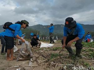 Ratusan Orang di Pacitan Bersih-bersih Pantai Sambut Aksi Bulan Cinta Laut Ratusan Orang di Pacitan Bersih-bersih Pantai Sambut Aksi Bulan Cinta Laut