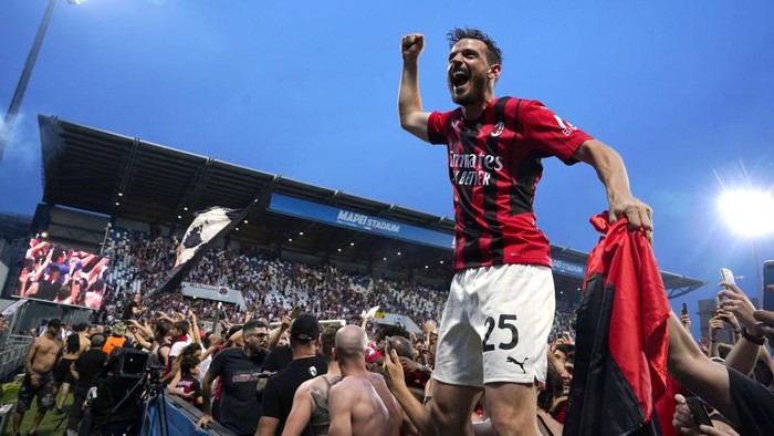 REGGIO NELLEMILIA, ITALY - MAY 22: Alessandro Florenzi celebrates at the end of the Serie A match between US Sassuolo and AC Milan at Mapei Stadium - Citta del Tricolore on May 22, 2022 in Reggio nellEmilia, Italy. (Photo by Pier Marco Tacca/AC Milan via Getty Images)