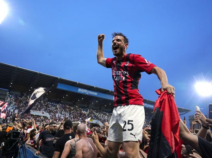 REGGIO NELL'EMILIA, ITALY - MAY 22: Alessandro Florenzi celebrates at the end of the Serie A match between US Sassuolo and AC Milan at Mapei Stadium - Citta' del Tricolore on May 22, 2022 in Reggio nell'Emilia, Italy. (Photo by Pier Marco Tacca/AC Milan via Getty Images)