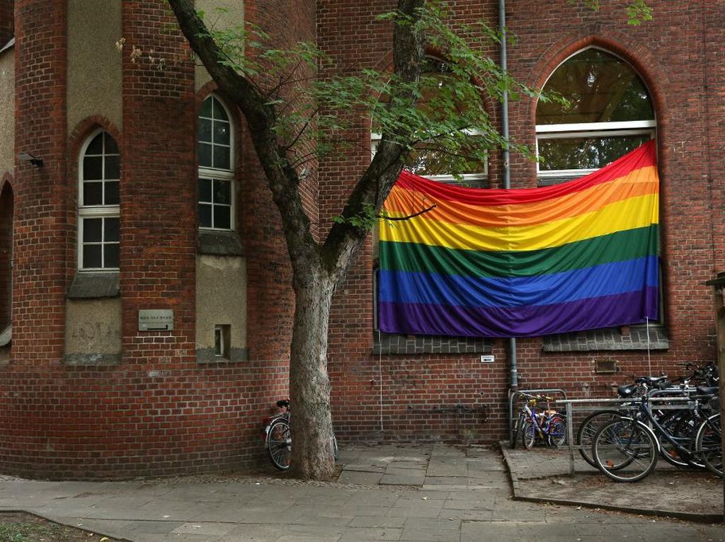 Dukungan ke Komunitas LGBT Lewat Bendera Pelangi di Masjid Jerman