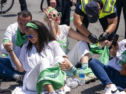 Protes Pencabutan Hak Aborsi, Aktris Busy Philipps Diamankan Polisi