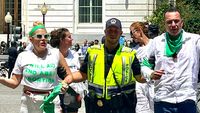 7 Momen Busy Philipps Ditangkap Polisi saat Protes Pencabutan Hak Aborsi