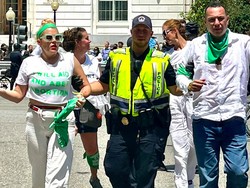 Reaksi Busy Philipps Diamankan Polisi Saat Protes Pencabutan Hak Aborsi