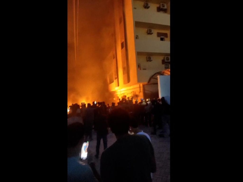 Mencekam! Detik-detik Gedung Parlemen di Libya Dibakar Massa