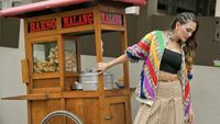 Gaya Modis Luna Maya Foto di Depan Gerobak Bakso Malang