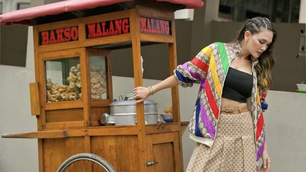 Gaya Modis Luna Maya Foto di Depan Gerobak Bakso Malang