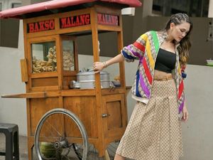 Gaya Modis Luna Maya Foto di Depan Gerobak Bakso Malang