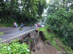 Jalur Gumitir Banyuwangi-Jember Longsor, Polisi Terapkan Buka Tutup Jalan Jalur Gumitir Banyuwangi-Jember Longsor, Polisi Terapkan Buka Tutup Jalan