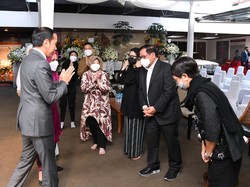 Tiba di Tanah Air, Jokowi-Iriana Takziah ke Rumah Duka Tjahjo Kumolo