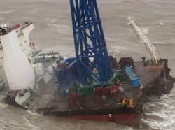 Kapal Terbelah Diterjang Badai di Perairan Hong Kong, Puluhan Awak Hilang