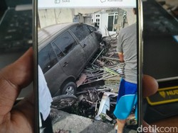 Mobil Anggota TNI Tabrak Motor hingga Pabrik di Driyorejo Gresik