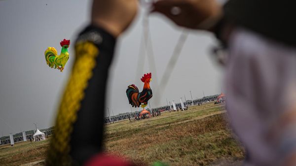 Adu Layangan Hias Rebutkan Piala Gubernur Jakarta