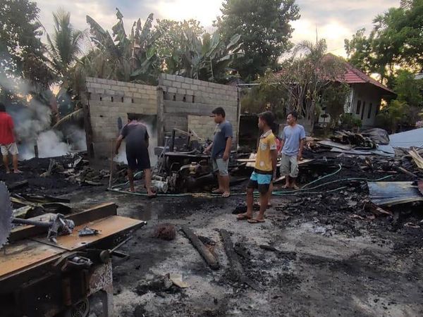 Puing-puing Sisa Kebakaran Gudang Kayu di Buleleng