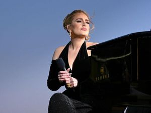 7 Gaya Elegan Adele saat Gelar Konser di London Setelah Bikin Fans Kecewa 7 Gaya Elegan Adele saat Gelar Konser di London Setelah Bikin Fans Kecewa