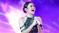 Baju Transparan Mahalini yang Dinilai Terlalu Seksi saat Nyanyikan Indonesia Raya