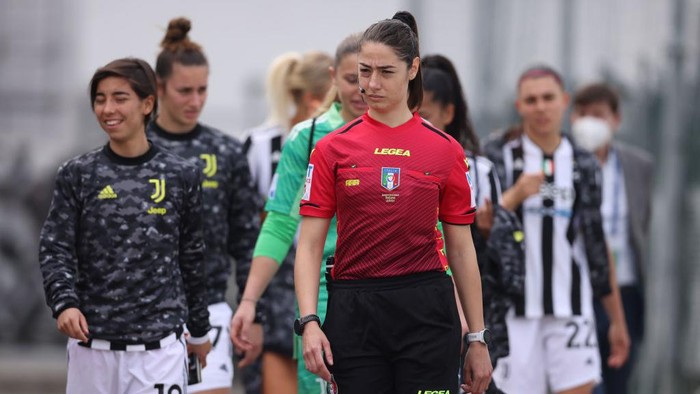 VINOVO, ITALY - MARCH 27: The substitutes walk out behind referee Maria Sole Ferrieri Caputi prior to kick off in the Women's Serie A match between Juventus FC and FC Internazionale at Juventus Center Vinovo on March 27, 2022 in Vinovo, Italy. (Photo by Jonathan Moscrop/Getty Images)