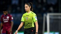 Pencapaian itu bikin kariernya kian mentereng. Mengingat Maria Sole Ferrieri Caputi baru debut memimpin pertandingan pada 2015 di level Serie D. Foto: NurPhoto via Getty Images/NurPhoto