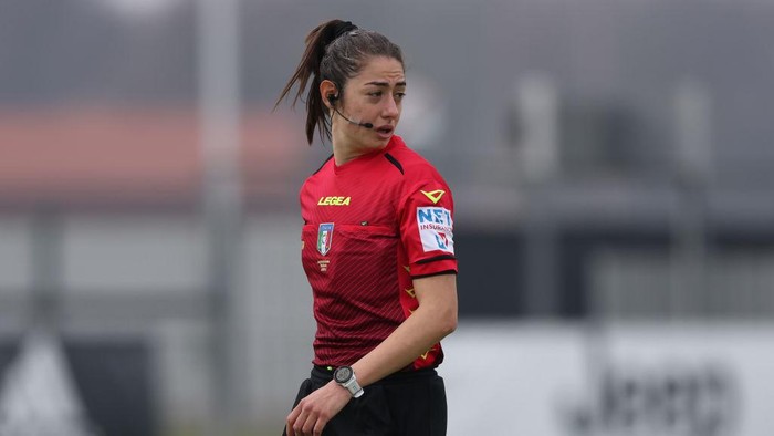 VINOVO, ITALY - MARCH 27: The referee Maria Sole Ferrieri Caputi looks on during the Womens Serie A match between Juventus FC and FC Internazionale at Juventus Center Vinovo on March 27, 2022 in Vinovo, Italy. (Photo by Jonathan Moscrop/Getty Images)