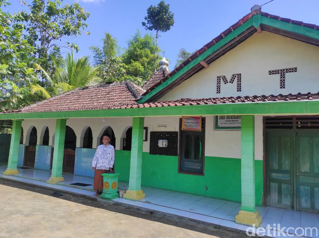Menengok Masjid Tiban Tempurkali Wonogiri, Ada Al-Quran Berusia Ratusan Tahun Menengok Masjid Tiban Tempurkali Wonogiri, Ada Al-Quran Berusia Ratusan Tahun