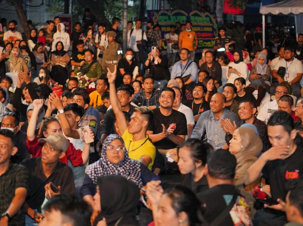 Bobby Nasution ikut Disiram Mobil Damkar saat Konser HUT Medan