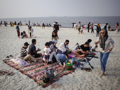 Menikmati Akhir Pekan di Pantai Pasir Putih PIK 2