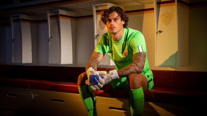 Mile Svilar ROME, ITALY - JULY 01: AS Roma new signing Mile Svilar poses for a photo shoot in the looker room at Centro Sportivo Fulvio Bernardini on July 01, 2022 in Rome, Italy. (Photo by Fabio Rossi/AS Roma via Getty Images)