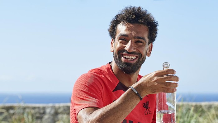 MYKONOS, GREECE - JULY 01: (THE SUN OUT, THE SUN ON SUNDAY OUT) Mohamed Salah of Liverpool signs a contract extension while on holiday on June 19, 2022 in Mykonos, Greece. (Photo by Nick Taylor/Liverpool FC/Liverpool FC via Getty Images)