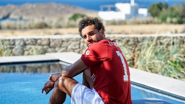 MYKONOS, GREECE - JULY 01: (THE SUN OUT, THE SUN ON SUNDAY OUT) Mohamed Salah of Liverpool signs a contract extension while on holiday on June 19, 2022 in Mykonos, Greece. (Photo by Nick Taylor/Liverpool FC/Liverpool FC via Getty Images)