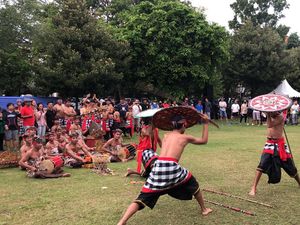 Demonstrasi Memohon Hujan Gebug Ende Digelar di Jantra Tradisi Bali Demonstrasi Memohon Hujan Gebug Ende Digelar di Jantra Tradisi Bali
