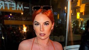 8 Foto Model Jual Konten Sedang Kencing Seharga Rp 1,8 Juta, Jadi Kontroversi