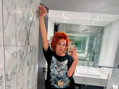 Foto: Model Pamer Ketiak Mulus dan Dapat Penghasilan Fantastis