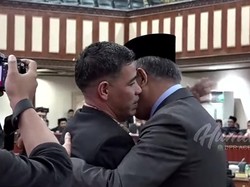 Momen Haru Gubernur Aceh Cipika-cipiki dengan Anggota DPRA