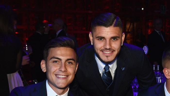 MILAN, ITALY - DECEMBER 03:  Mauro Icardi of FC Internazionale (R) and Paulo Dybala of Juventus attend the Gran Gala Del Calcio 2018 on December 3, 2018 in Milan, Italy.  (Photo by Claudio Villa./Getty Images)