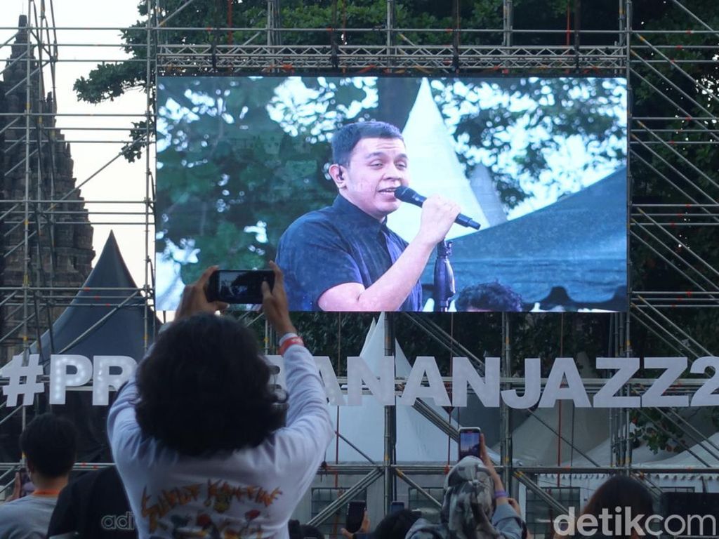 Hati-hati di Jalan Bikin Histeris Penggemar Tulus di Prambanan Jazz