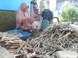 Senyum Merekah Perajin Tusuk Sate di Majalengka Jelang Idul Adha