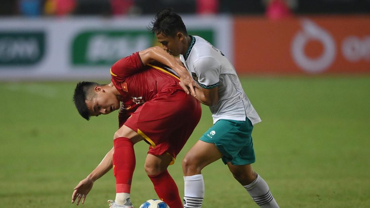 Duel Indonesia vs Vietnam di Piala AFF U-19 2022 diwarnai banyak pemain tumbang. (Foto: ANTARA FOTO/Aditya Pradana Putra)