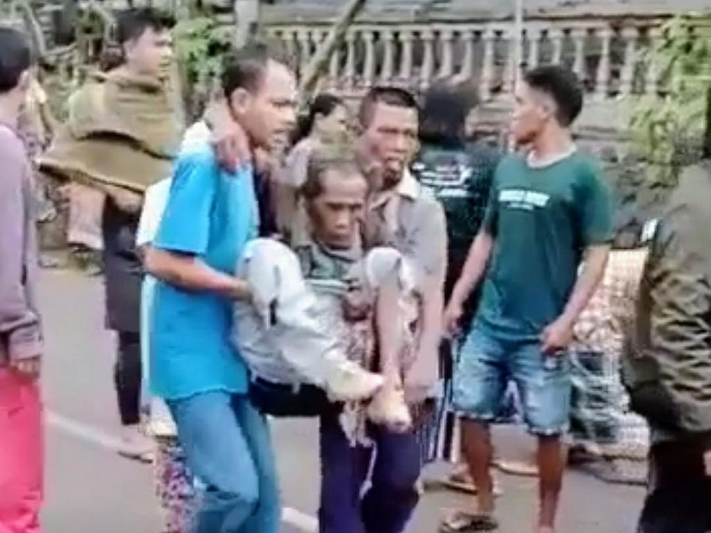 Kendaraan Bak Terbuka Angkut Buruh Petik Kopi Bondowoso Terguling Kendaraan Bak Terbuka Angkut Buruh Petik Kopi Bondowoso Terguling