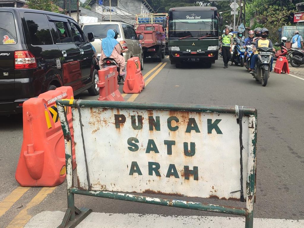 One Way Arah Jakarta Diterapkan, Kendaraan Menuju Puncak Bogor Disetop