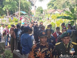 Ratusan Warga Berjalan Kaki Antar Jenazah Pratu Beryl ke Pemakaman