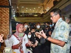 Traktir Pengunjung Mall di DIY, Sandiaga Borong Es Dawet Pelaku UMKM
