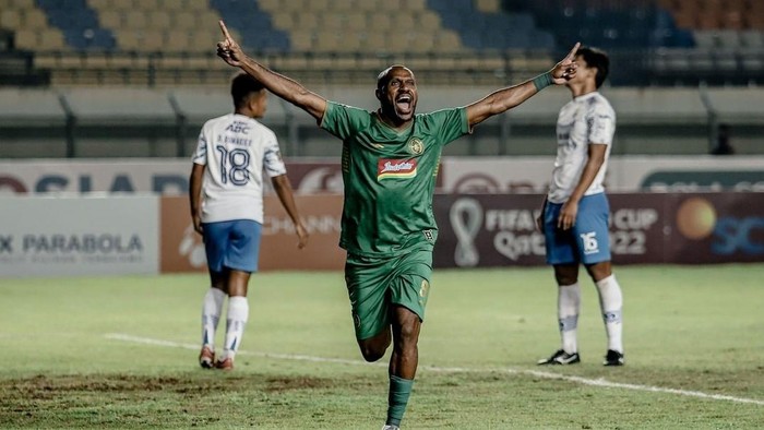 Selebrasi Boaz usai cetak gol ke gawang Persib, Jumat (1/7/2022).