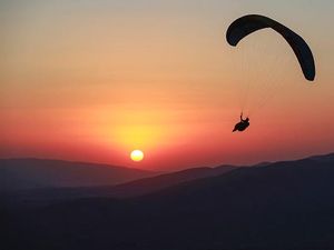 Turis Tewas Saat Paralayang, Terkuak Operator Tur Ilegal Turis Tewas Saat Paralayang, Terkuak Operator Tur Ilegal