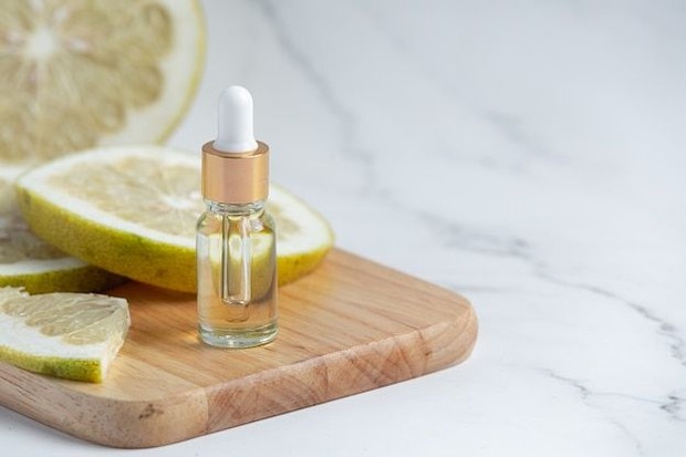 Serum vitamin C/Foto: Freepik/jcomp