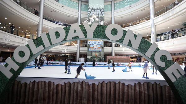 Serunya Habiskan Weekend Bermain Ice Skating